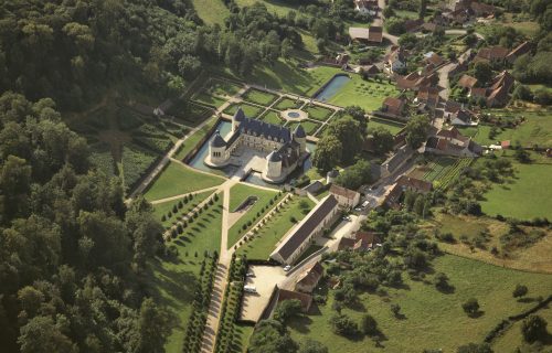 Château de Bussy-Rabutin, Centre des monuments nationaux, photographie aérienne du château.