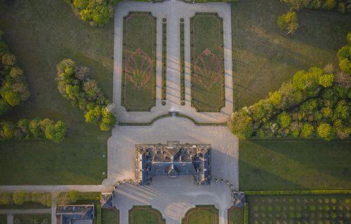 Château de la Motte-Tilly, Centre des monuments nationaux, photographie aérienne au coucher du soleil du château de la Motte-Tilly et son jardin