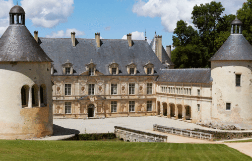 Château de Bussy-Rabutin, Centre des monuments nationaux, photographie de la cour d'honneur du château.