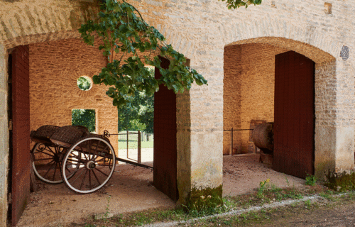 Château de Bussy-Rabutin, Centre des monuments nationaux, photographie de l'intérieur de la cour