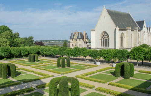 Château d'Angers, Centre des monuments nationaux, photographie du château et de la chapelle depuis le jardin.