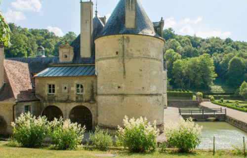 Château de Bussy-Rabutin, Centre des monuments nationaux, photographie d'une tour du château.