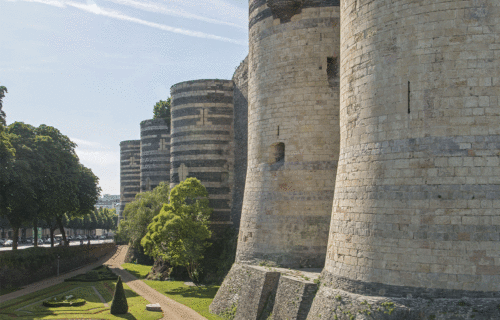 Château d'Angers, Centre des monuments nationaux. Photographie de l'enceinte du château.