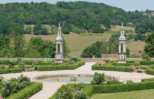 Château de Bussy-Rabutin, Centre des monuments nationaux, photographie des jardins et du bassin.