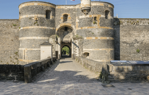 Château d'Angers, Centre des monuments nationaux, photographie de l'entrée de la forteresse.