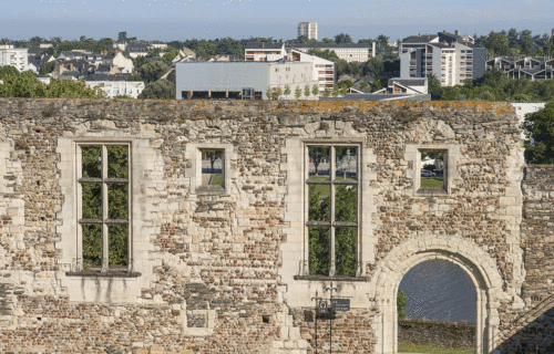 Château d'Angers, Centre des monuments nationaux, photographie de la grande salle en ruine du palais comtal.