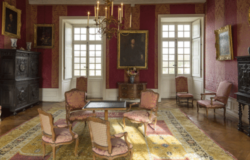 Château de Bussy-Rabutin, Centre des monuments nationaux, photographie de l'intérieur d'une pièce.