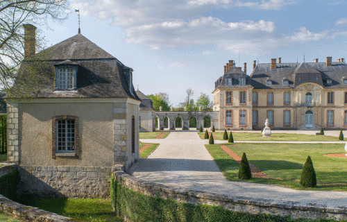 Château de la Motte-Tilly, Centre des monuments nationaux, photographie de la façade du château.