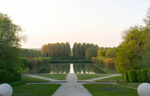 Château de la Motte-Tilly, Centre des monuments nationaux, photographie du parc et du bassin, depuis le château.