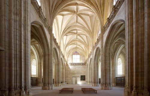 Abbaye de Cluny, Centre des monuments nationaux. Photographie de la nef de l'église Saint-Nicolas-de-Tolentin de Brou.