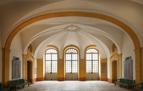 Abbaye de Cluny, Centre des monuments nationaux, photographie de l'intérieur du vestibule du rez-de-chausée du bâtiment conventuel