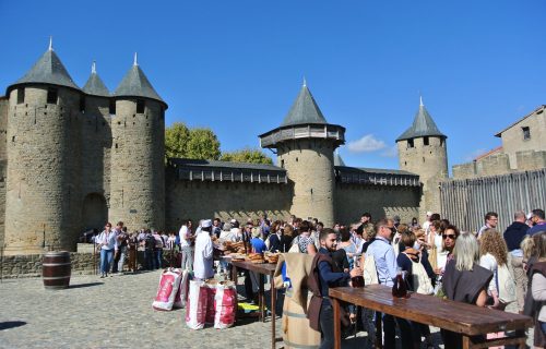 Cité de Carcassonne, Château et remparts de Carcassonne, Centre des monuments nationaux, photographie d'une réception dans la cour d'honneur.