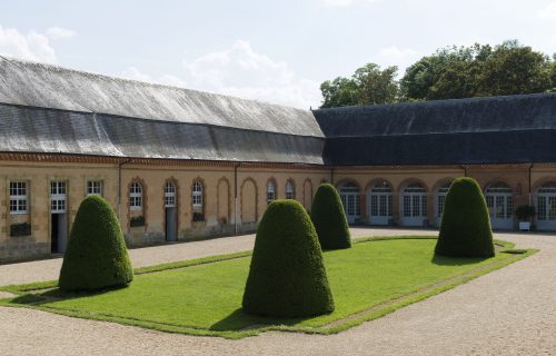 Château de Bouges, Centre des monuments nationaux, photographie de la cour des communs