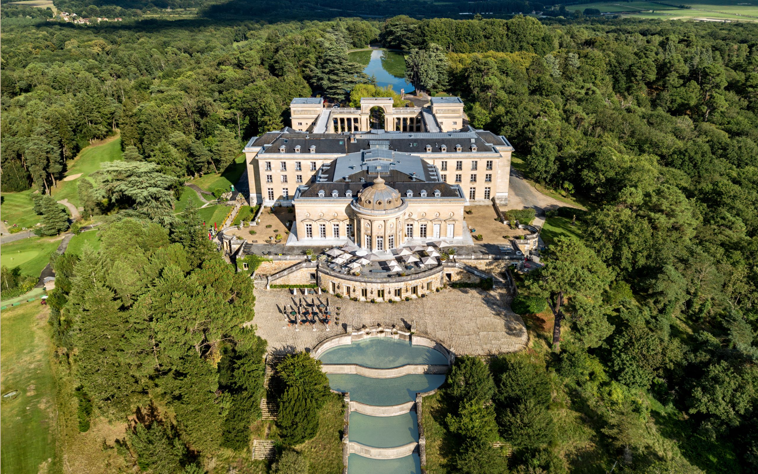 Château de Rochefort en Yvelines, Châteauform', photographie en vue aérienne du château et des forêts