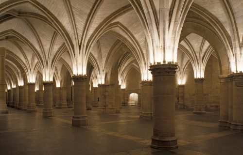 Conciergerie, Centre des monuments nationaux, salle des Gens d'armes allumée, de nuit