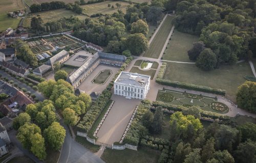 Château de Bouges, Centre des monuments nationaux, photographie aérienne du château et son parc.