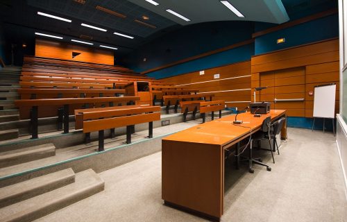 Conservatoire National des Arts et Métiers, musée des Arts et Métiers, photographie de l'amphithéâtre Jean-Prouvé.