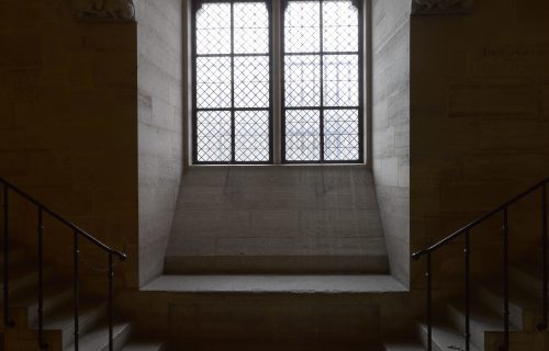 Conciergerie, Centre des monuments nationaux, photographie de la baie dans la salle des Gardes.