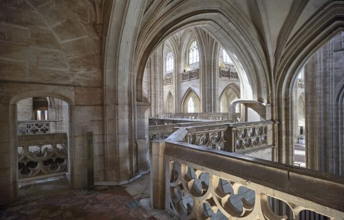 Monastère royal de Brou, Centre des monuments nationaux. Photographie de l'Eglise Saint-Nicolas-de-Tolentin de Brou, galerie de circulation du jubé vue depuis l'oratoire supérieur de la chapelle de Marguerite.