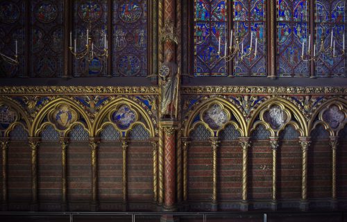 Sainte Chapelle, Centre des monuments nationaux, photographie de l'intérieur de la nef et de la statue de l'apôtre Jean.